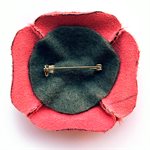 BROCHE COQUELICOT EN PEAU DE PHOQUE TRUDY METCALFE-COE